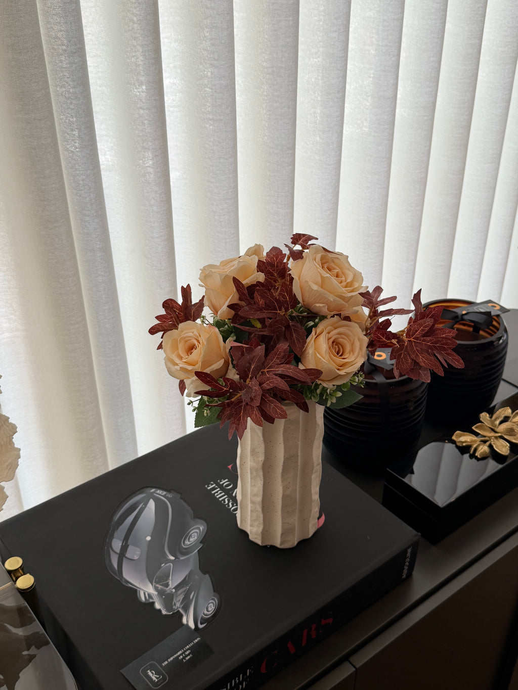 Vaso Decorativo com Rosas Champanhe e Folhagem Outonal