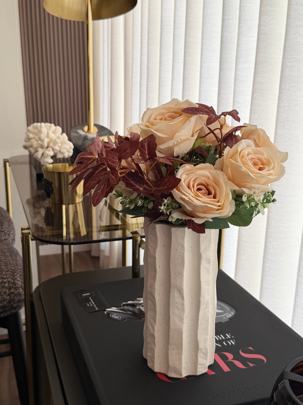 Vaso Decorativo com Rosas Champanhe e Folhagem Outonal