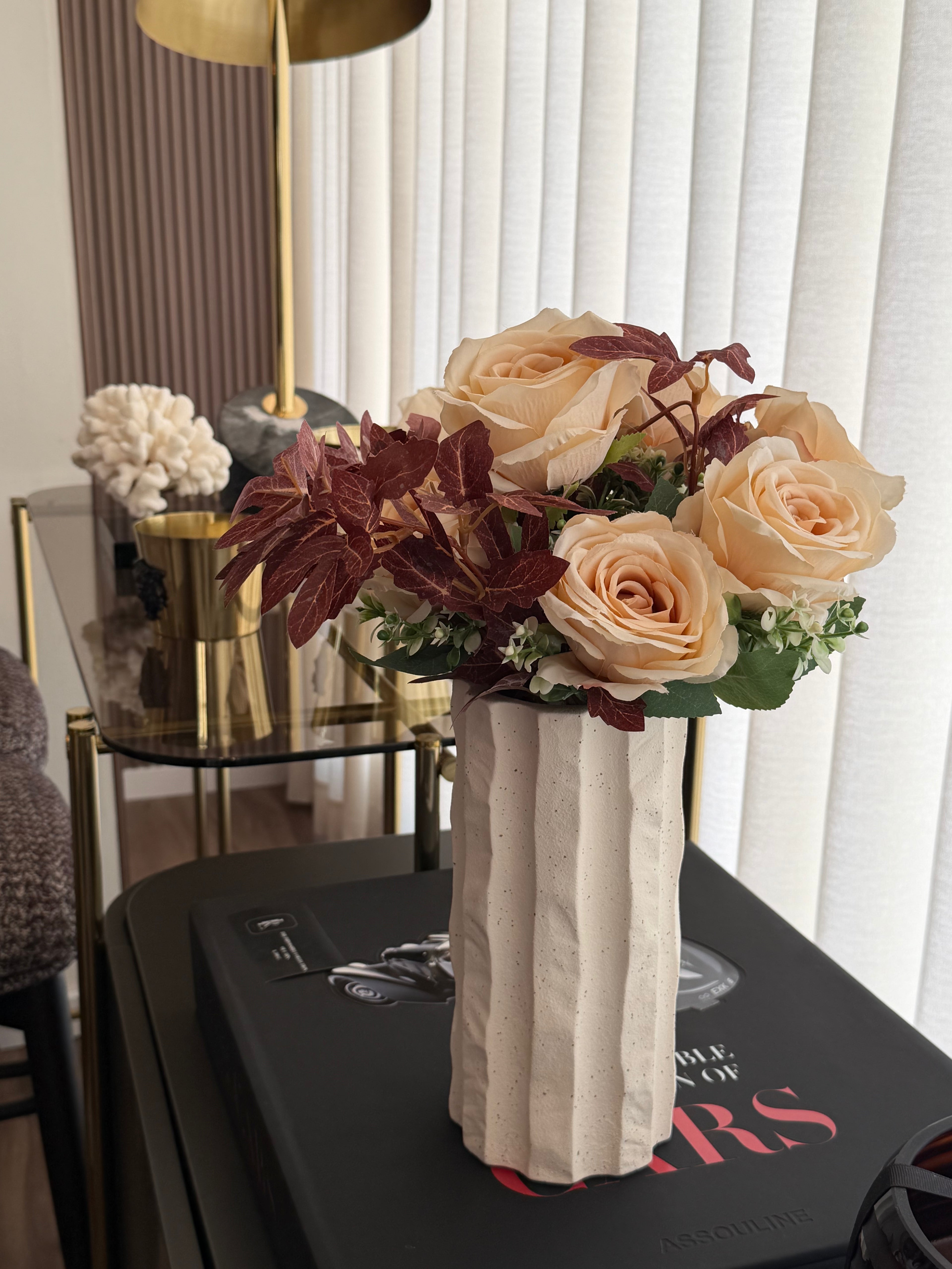 Vaso Decorativo com Rosas Champanhe e Folhagem Outonal